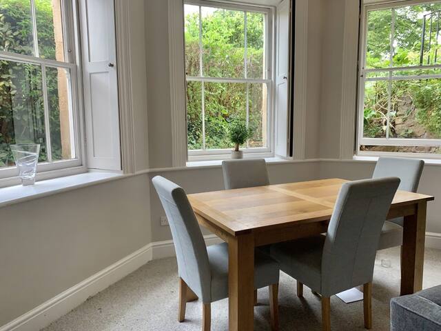 Beautiful 2 bedroom Garden flat with own parking gallery image 3