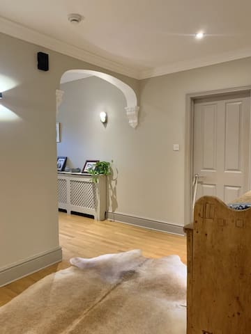 Beautiful 2 bedroom Garden flat with own parking gallery image 2