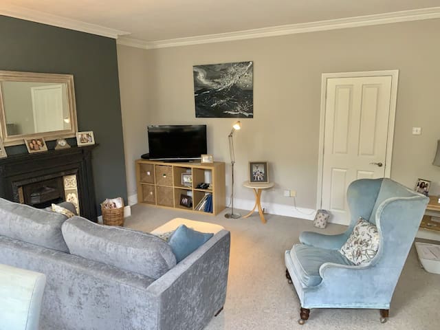 Beautiful 2 bedroom Garden flat with own parking gallery image 5