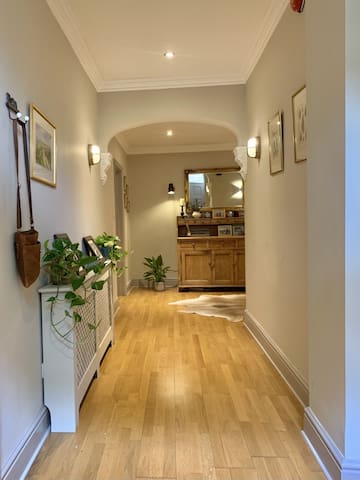 Beautiful 2 bedroom Garden flat with own parking