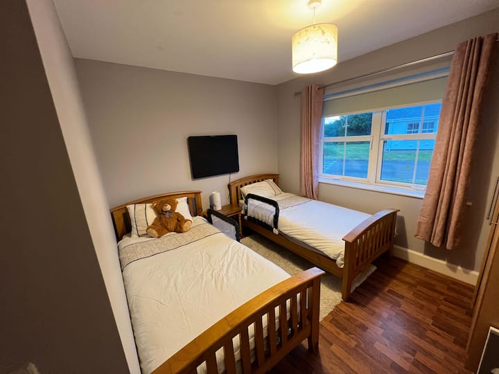 Prima kamer voor de kinderen met twee eenpersoonsbedden en een kledingkast. 