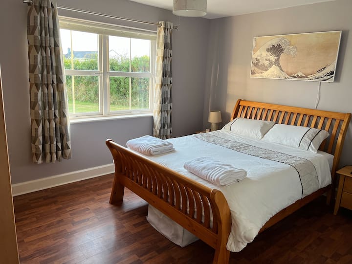 Hoofdslaapkamer met eigen badkamer en tv 