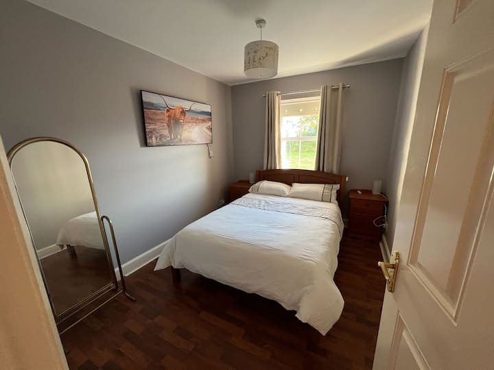 Mooie tweepersoonskamer met grotere spiegel en verwarming. 