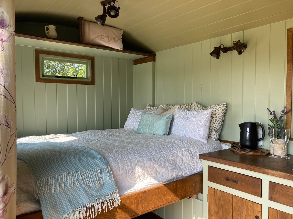 เตียงคิงไซส์พร้อมเครื่องนอนหรู