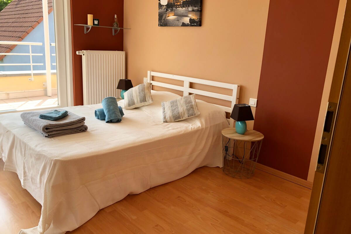 Čokoládová miestnosť s 2 lôžkami, veľkou šatníkovou skriňou a televízorom.