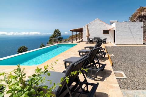 Villa Atardecer with infinity pool in a secluded location
