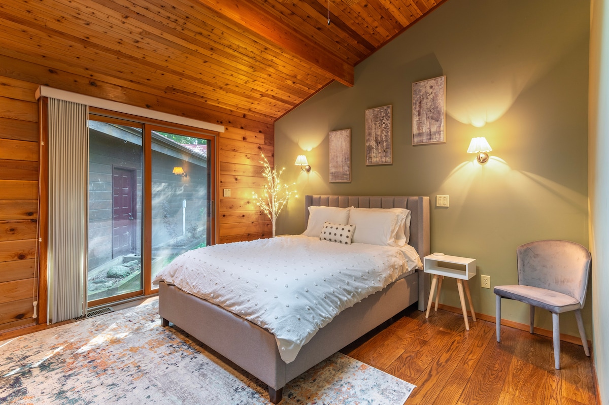 חדר שינה שני, דלתות הזזה פתוחות לחצר.