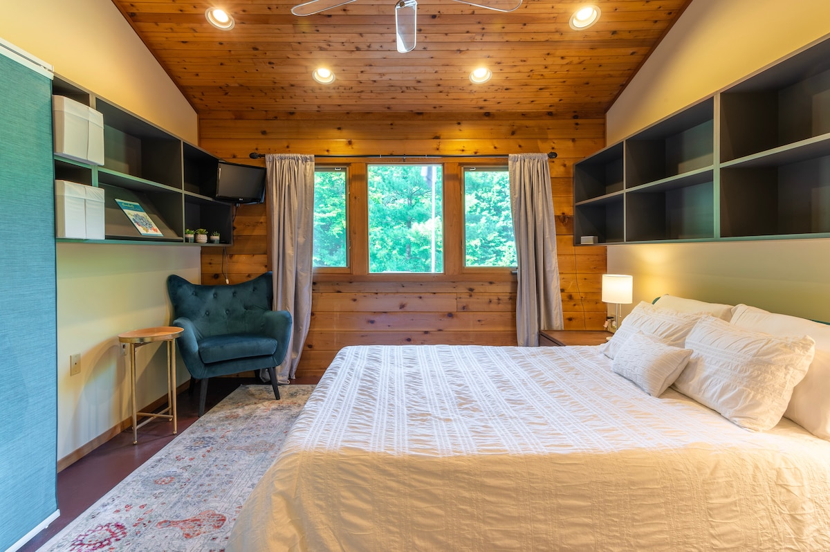 חדר שינה שלישי עם חלון המשקיף על האגם.