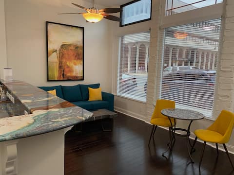King Bed-Huge Windows-Heart of Downtown Greensboro