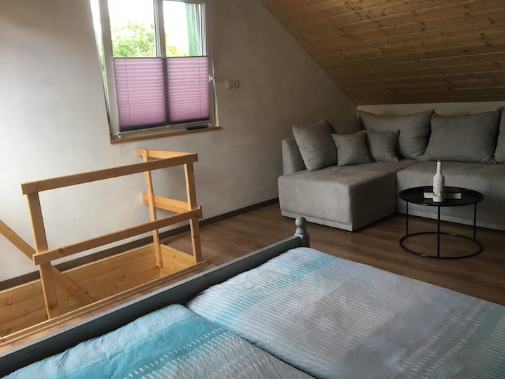 Საძინებელი/მისაღები სივრცე კიბის ზედა სართულით