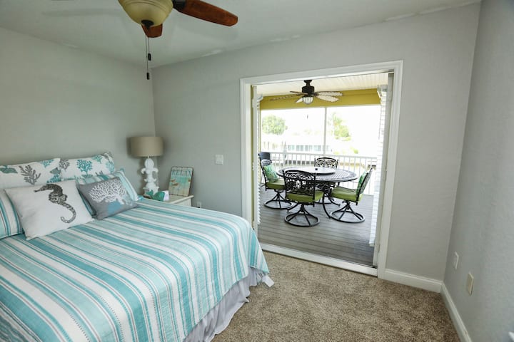 Საძინებელი 2, რომელიც სმარტ-ტელევიზორით აივანზე გადის ეკრანზე