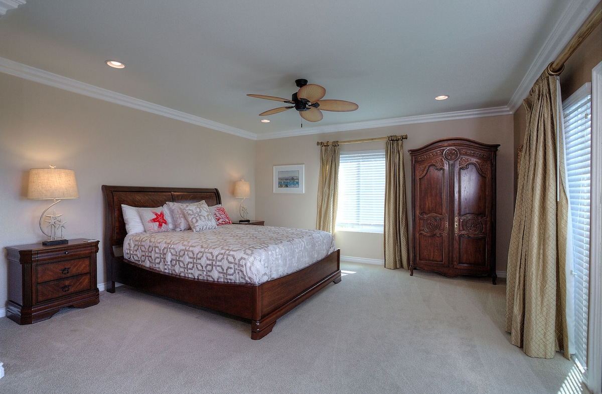 غرفة نوم 1
غرفة نوم رئيسية مع سرير كاليفورنيا كينج مع فناء إطلالة مجاورة مع مدفأة خارجية 
دش زجاجي مزدوج الرأس