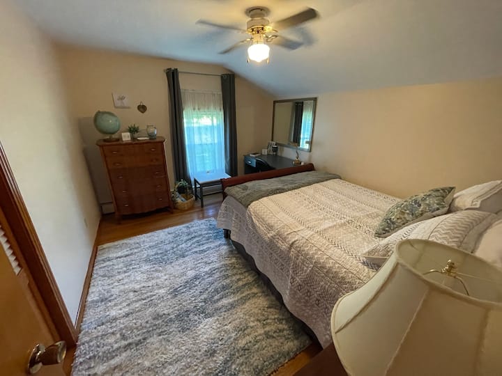 Relaxation room.
Upstairs bedroom #4. Come home and relax in the queen size bed.  Dedicated workspace is provided.  USB outlets are provided on either side of the bed for your convenience.