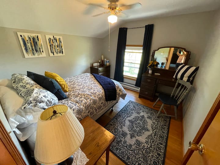 Sunflower room
Upstairs bedroom #3.  You will adore the full size bed with a view of the valley. USB outlets are provided on either side of the bed for your convenience.