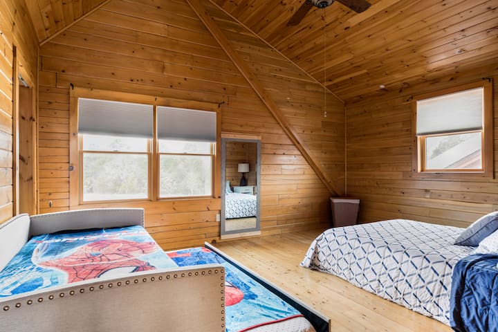 Chumba hiki kina:
Kitanda aina ya king
Kitanda cha kusukumwa
Godoro pacha kwenye kona kama vile Harry Potters mahali pa kulala. 