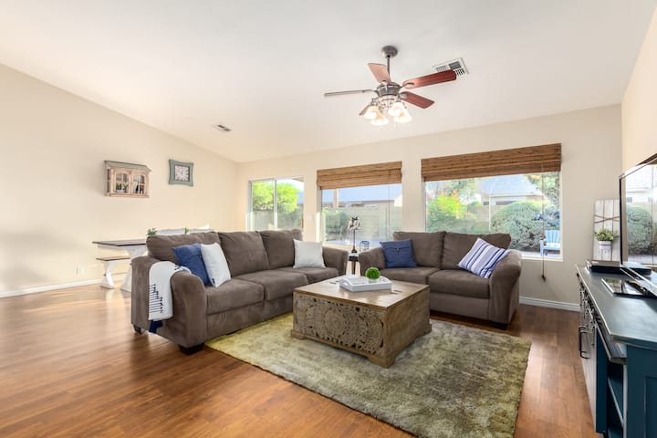 Bright + Beautiful 3bd Home Near Downtown Chandler - 챈들러