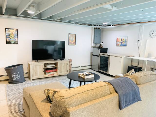 Spacious Family Home – Close to Beaches & Newport! gallery image 3