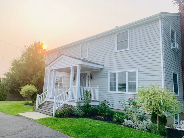 Spacious Family Home – Close to Beaches & Newport! gallery image 2