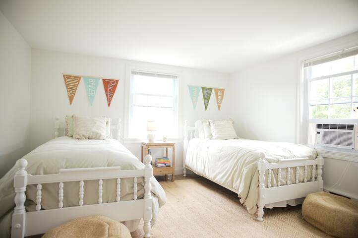 Spacious Family Home – Close to Beaches & Newport! gallery image 5