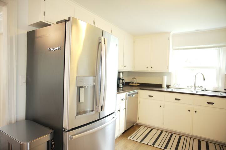 Spacious Family Home – Close to Beaches & Newport! gallery image 4