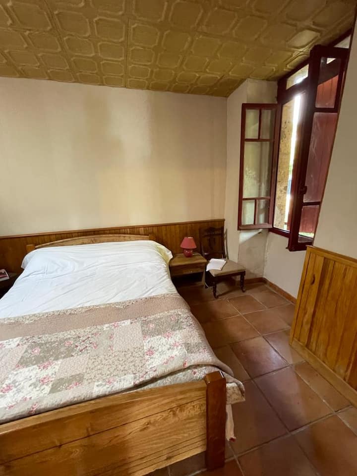 Дупли кревет во Gite е спална соба 5 за уште еден пар, има салон, тоалет и туш кабина и приватен преку дворот од главната куќа 