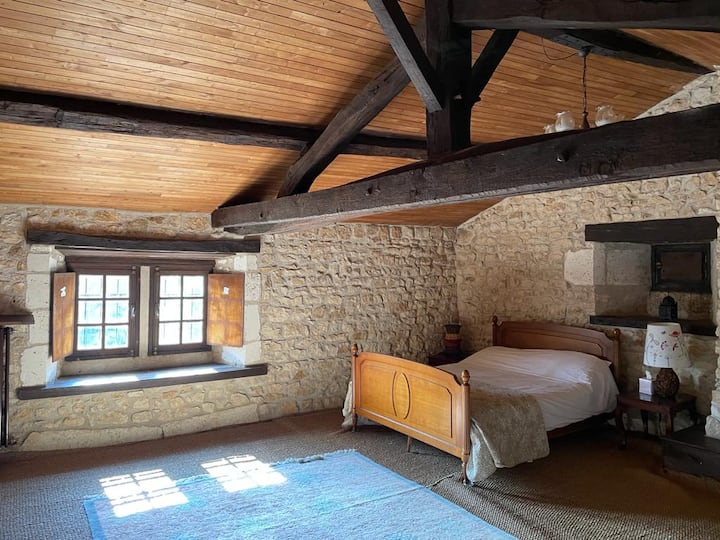 На третиот кат е спалната соба 3 е голема со кревети на спрат на другиот крај од собата, фиоки и двојна гардероба.  На овој кат има туш-кабина која е заедничка со спалната соба 4. 