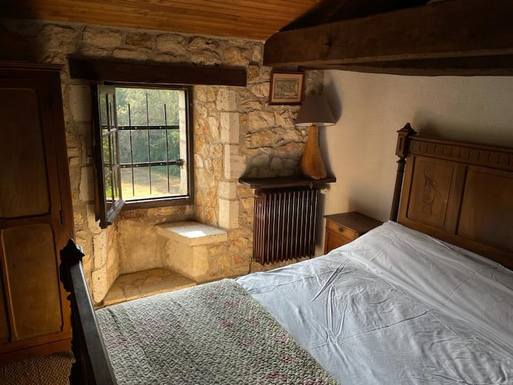 Спалната соба 4 е мала и удобна со двоен кревет, но има фиоки и мала гардероба, повторно поглед кон целиот простор.  Се наоѓа на третиот кат и дели туш кабина и тоалет  со спална соба 3 