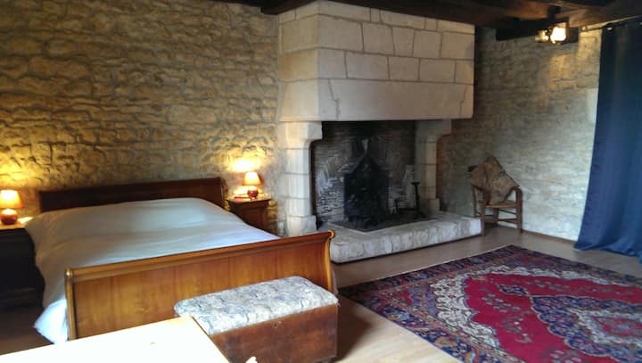 Главната спална соба Спална соба 1  е огромна со брачен кревет (широк 150-179 см), доволно простор за складирање и поглед низ целиот простор, бањата е спроти ходникот само за оваа соба 