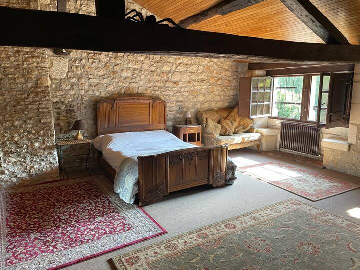 Спална соба 2 е над кујната и има уште еден голем единечен кревет, доволно простор за складирање и туш кабина и тоалет 