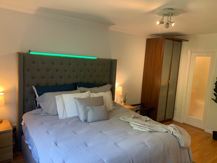 主卧配有加大双人床和全功能卫生间。 