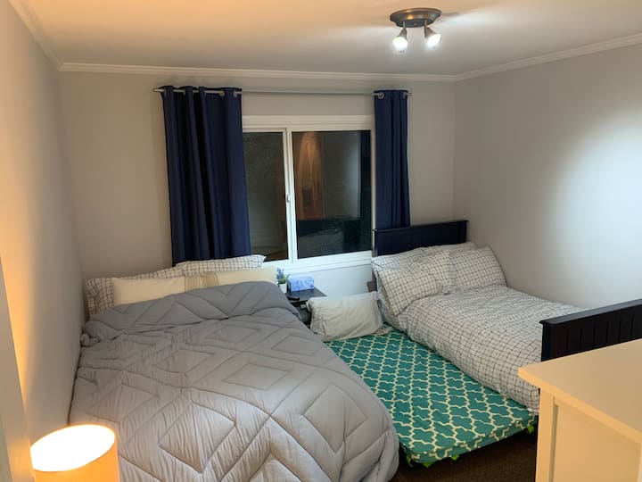 第二间卧室配备2张子母床，可轻松拉出 