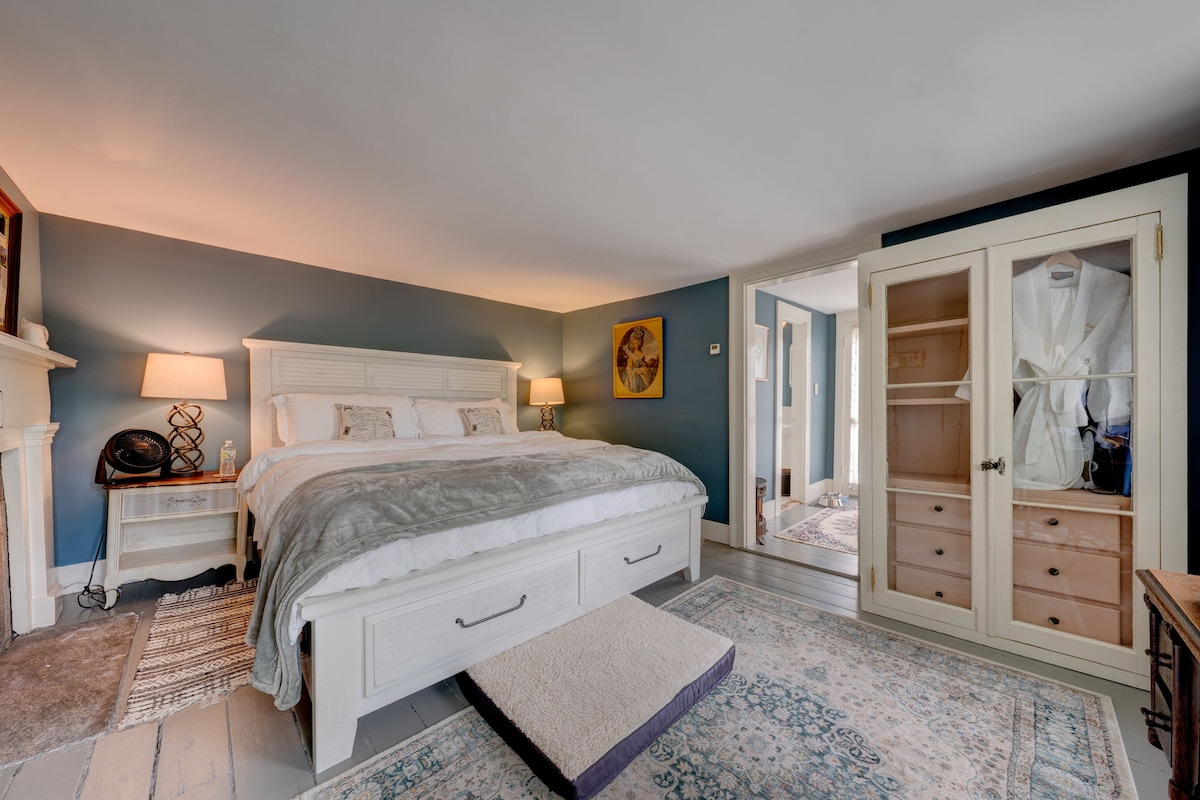 ห้องนอนกว้างขวางพร้อมเตียงคิงไซส์ 