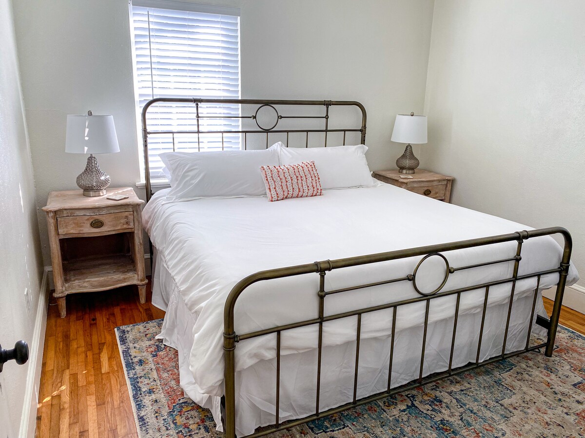 加大双人床，配备两个床头柜、两盏灯、梳妆台、行李架和一个衣柜。
