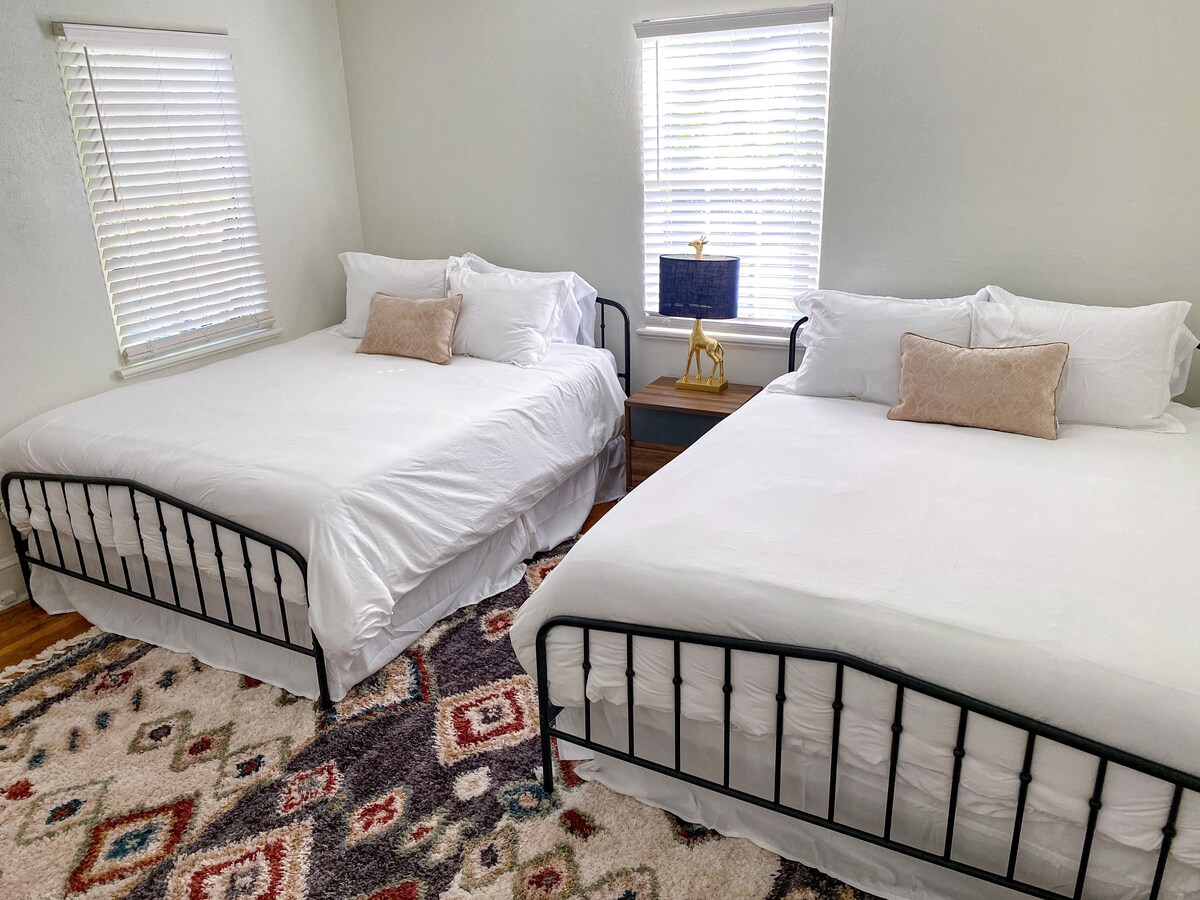 2张1.8米宽双人床、床头柜、灯具、全梳妆台和衣柜。
