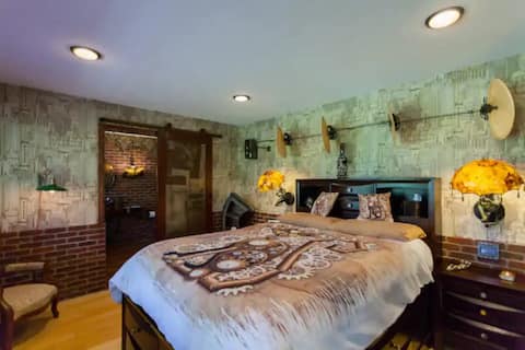 Room 4 Imagination - full suite w/ sauna + hot tub