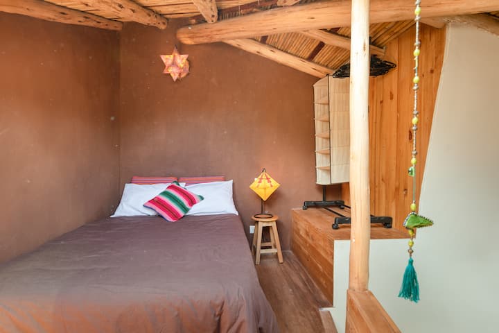 Bedroom with queen size bed 