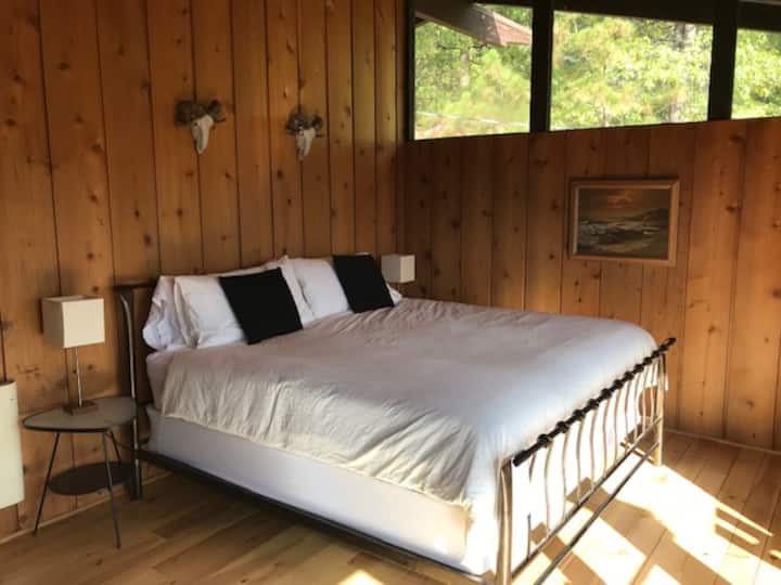 Основна спалня с двойно легло king size, самостоятелен балкон и самостоятелна баня и душ