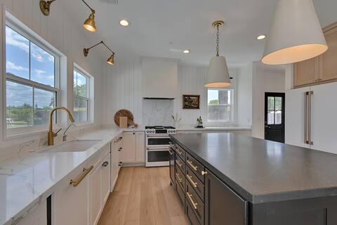Modern Farmhouse | Dog Friendly|Hot tub & Fire Pit