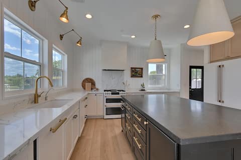 Modern Farmhouse | Dog Friendly|Hot tub & Fire Pit
