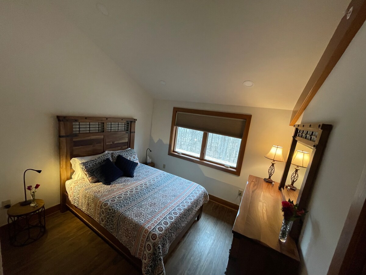 BR 4 Queen bed with private full bathroom.  