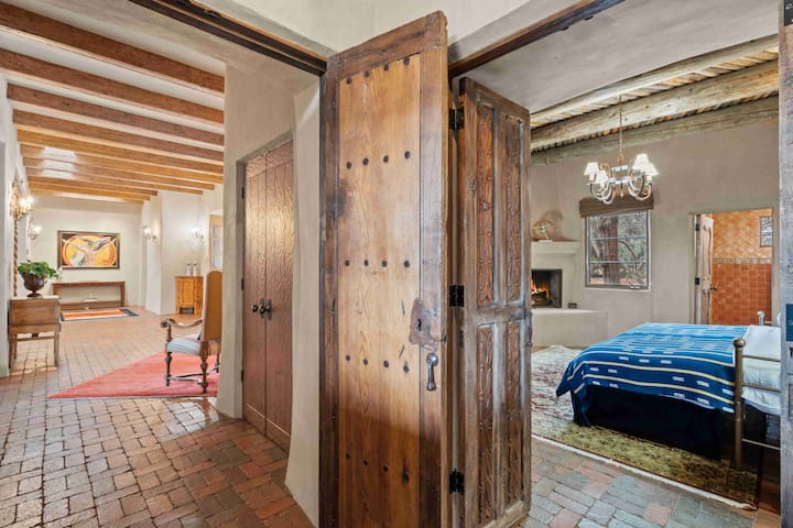 כניסה לחדר שינה שני, שאפשר גם להגדיר את הסוויטה הראשית. ניתן להמיר את המיטה עד לטראנדל יחיד על סמך השימוש של האורח. 