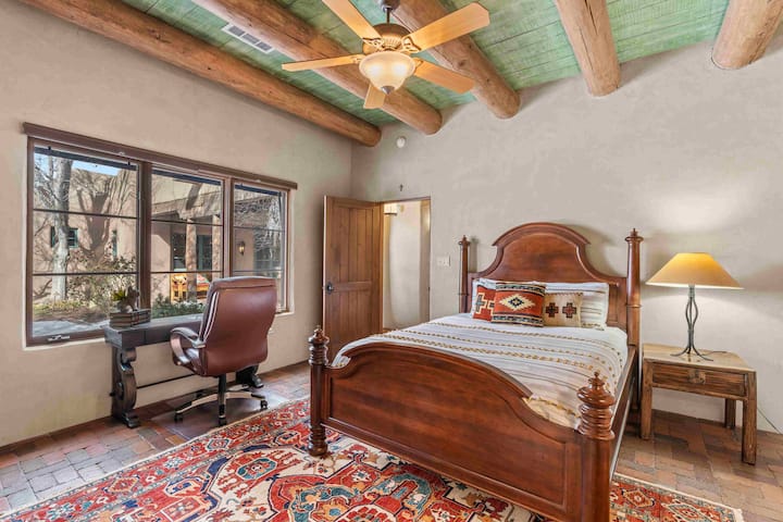 חדר שינה שלישי עם נוף לחצר הקדמית