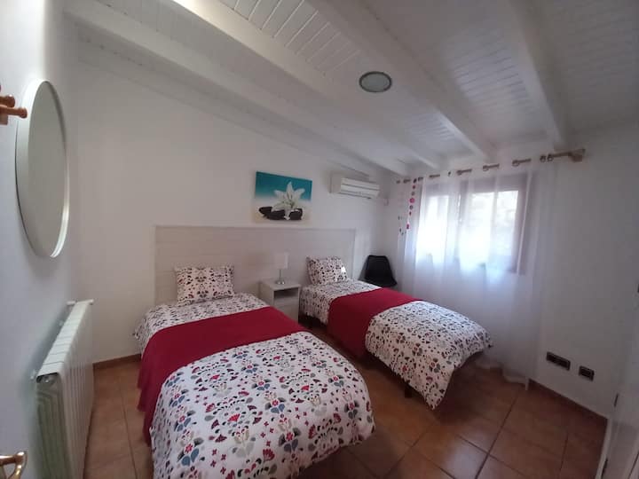 חדר שינה אחד עם שתי מיטות יחיד