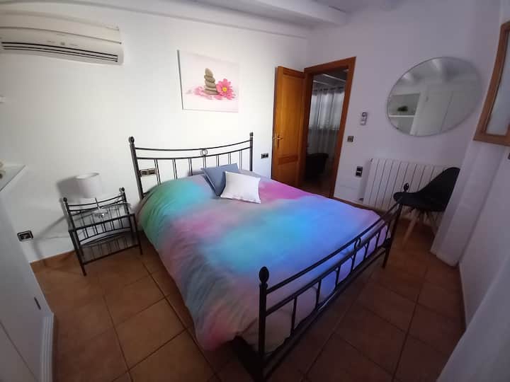 חדר שינה שני עם מיטה זוגית אחת