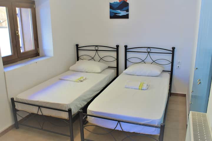 El dormitorio con las dos camas individuales.
El dormitorio con las dos camas individuales.
