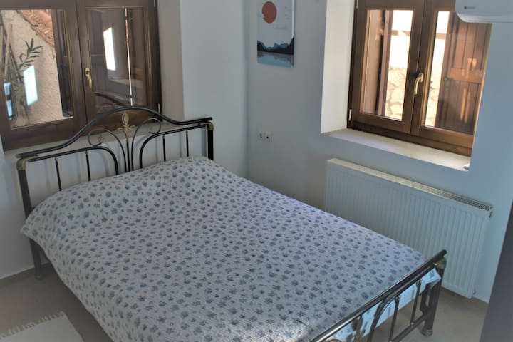 Alojamiento de un dormitorio con la cama doble.
Un dormitorio con una cama matrimonial.