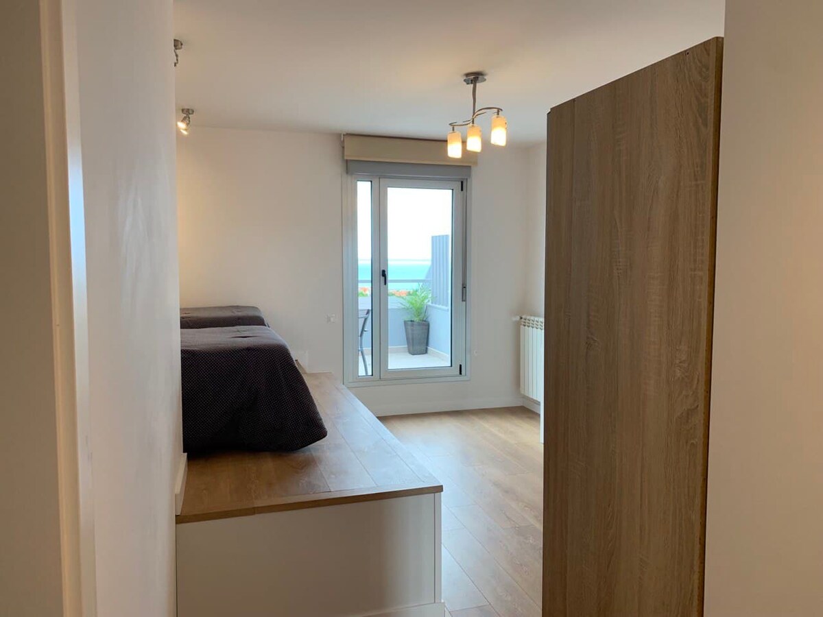 ห้อง 2 ห้องนี้สร้างความมหัศจรรย์ให้กับผู้เข้าพักด้วยความสูงสองเท่าและวิวทะเลที่ไม่มีใครเทียบได้
มีตู้เสื้อผ้าพร้อมประตูบานเลื่อนเตียง 2 เตียงโต๊ะและโต๊ะทำงาน พร้อมห้องน้ำส่วนตัวและทางออกระเบียง