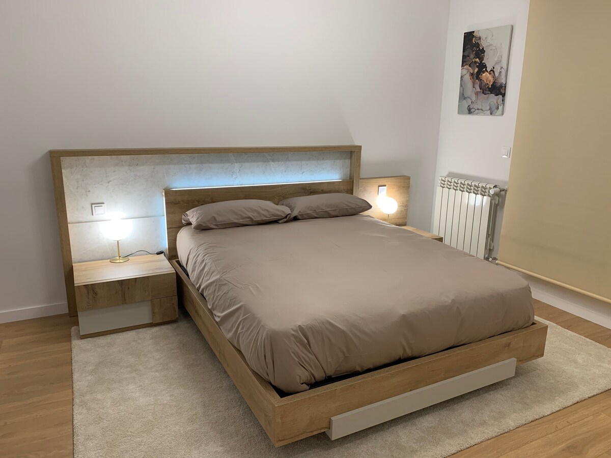 ห้องนอนหลักที่มีการออกแบบสไตล์มินิมอล มีเตียงคู่และตู้เสื้อผ้าที่เก็บเสื้อผ้าและสิ่งของอื่นๆจะไม่เป็นปัญหา