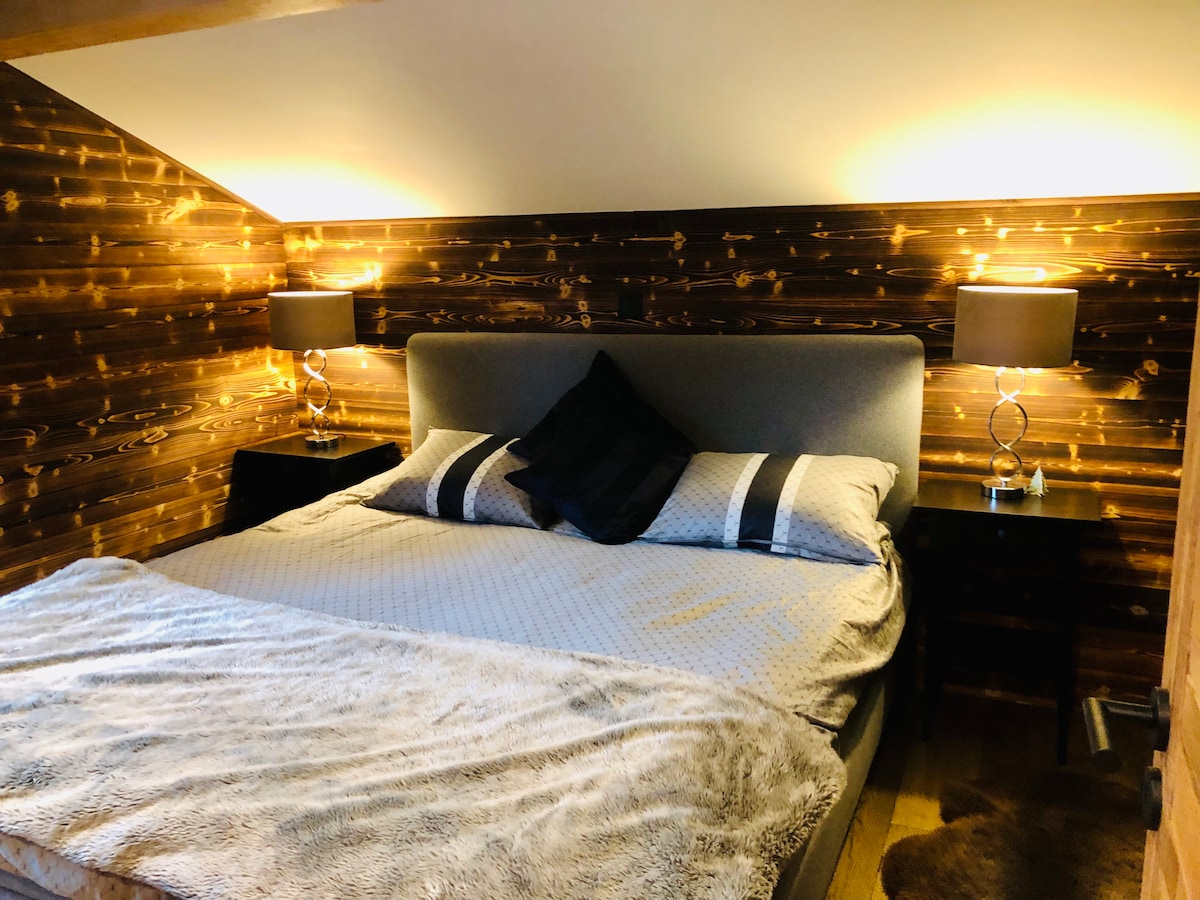 Главна спалня - суперголямо двойно легло 180 см x 200 см със спално бельо...