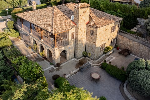 Villa with pool and mountain views